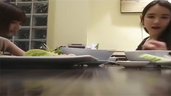 激情双飞前戏：自助餐补充能量，尽享性爱盛宴